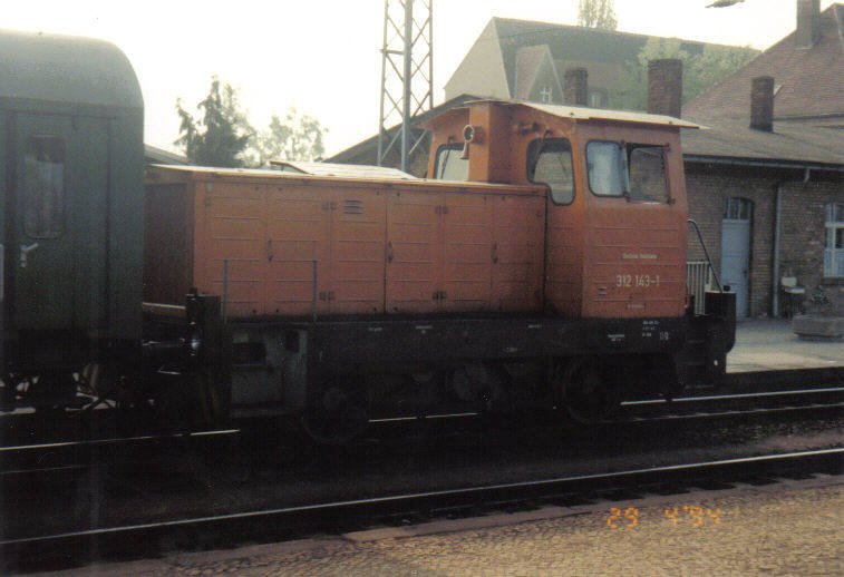 312 143-1 mit Personenzug Flugplatz Lnnewitz-Schmerkendorf-Falkenberg/Elster am Bahnsteig 1 in Hhe Kleine Sperre. Dieser Zug wurde anlsslich der Gewerbeschau auf dem ehemaligen Militrflugplatz der GSSD eingesetzt. Aufnahme: 29.04.1994
Scanfoto: Uwe Wstenhagen