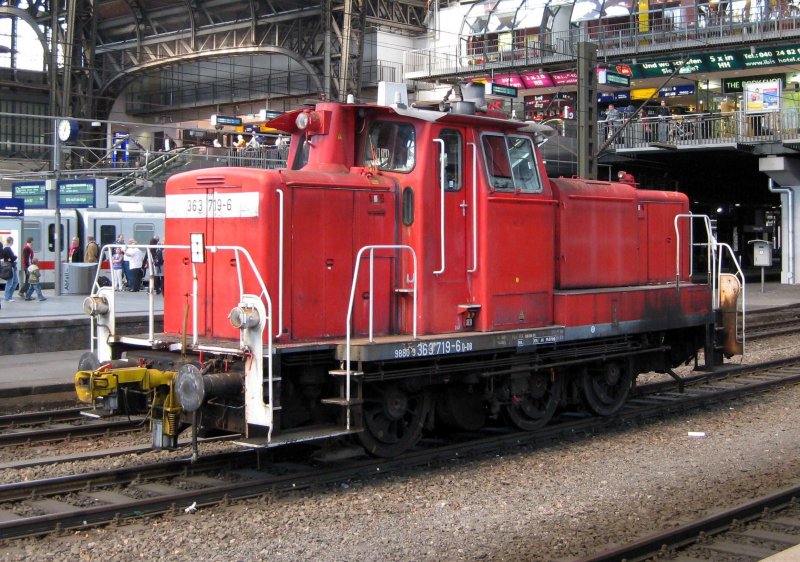 363 719-6 steht am 18.04.09 in Hamburg Hbf und wartet auf neue Aufgaben.