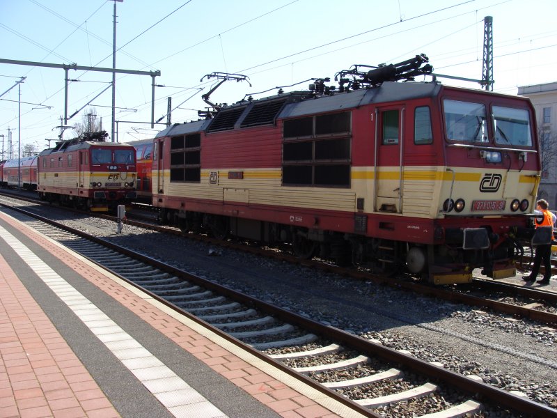 371 015-9 und 371 001-9 der ČD warten am 31.03.2009 in Dresden Hbf auf neue Aufgaben