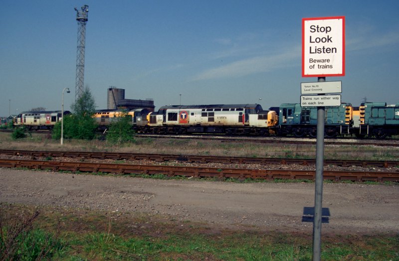 37111 und anderen abgestellte Dieselloks erwarten ihr Schicksal bei Toton Bahnbetriebswerk am 2. Mai 1997.