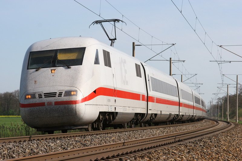 401 019-5 von Berlin nach Hamburg kurz hinter Hagenow. 16.04.2007