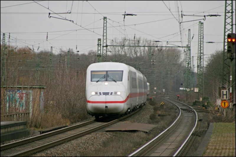 402 023  Schwerin  und ein Schwestertriebzug druchfahren als ICE 519, von Bonn/Dsseldorf nach Berlin-Ostbahnhof, den Bahnhof Rheda-Wiedenbrck mit 160 Km/H Richtung Hannover. (01.02.2008)