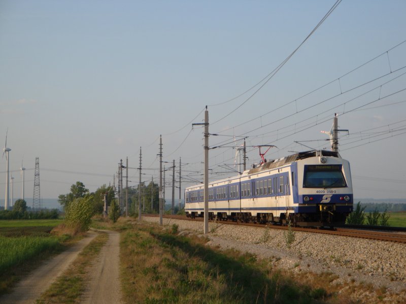 4020 258-2 hat auf der Fahrt nach Mistelbach soeben den Bahnhof Seyring verlassen. (1.5.09)