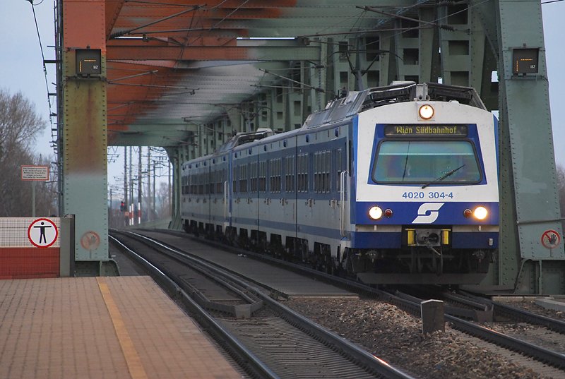 4020 304 kurz vor der Durchfahrt der Haltestelle Wien Praterkai, 23.12.2008