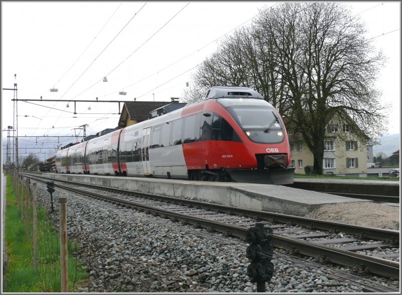 4024 004-6 nach Feldkirch steht abfahrbereit im Bahnhof Nendeln FL, der in seinem Aussehen und seiner Ausstattung eher an ein Eisenbahnmuseum erinnert. (14.04.2008)