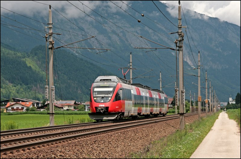 4024 057(?) ist als R 5115 nach tztal unterwegs. Zumglck stehen hier noch keine Lrmschutzwende.... (08.07.2008)
