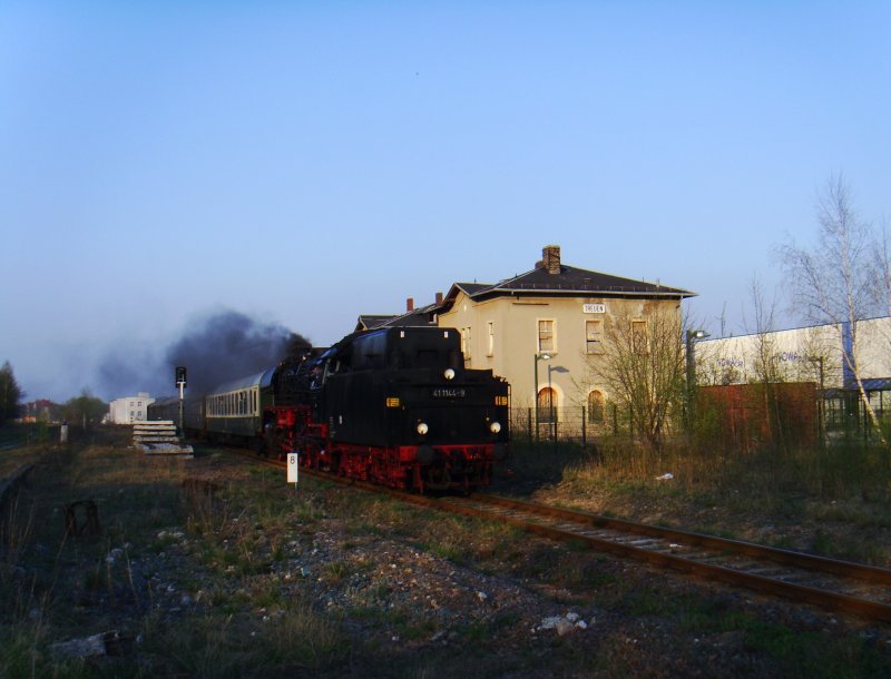 41 1144-9 durchfhrt mit ihrem Sonderzug in der letzten Abendsonne des 12.04.2009 den Bahnhof Treuen.