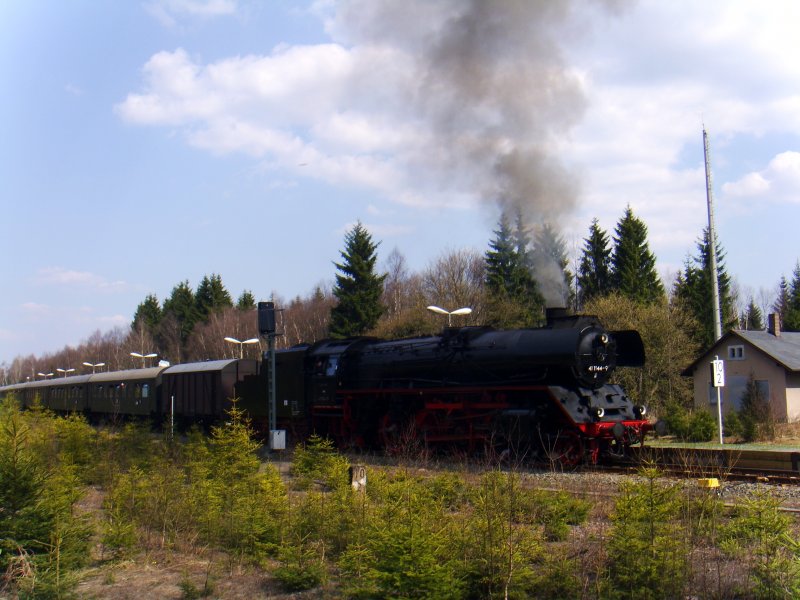 41 1144-9 erreicht mit dem Sonderzug des SEM am 12.04.2009 den Bahnhof Muldenberg.