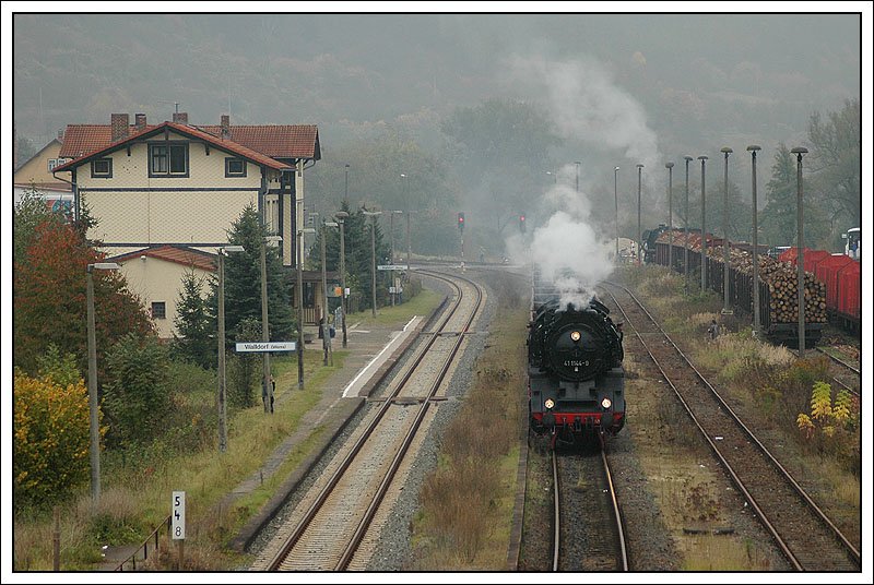 41 1144 bei der Einfahrt am 12.10.2007 in Walldorf. Die Lok wurde in Meiningen gewendet und befindet sich nun auf der Rckfahrt nach Eisenach. Im Hintergrund sieht man 44 1486 bei Rangierarbeiten. Sie wird in weiterer Folge einen 1100 Tonnen schweren Holzzug nach Meiningen ziehen.