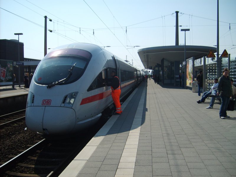 411 066 steht als Ersatz-ICE fr den ICE 941 am 26.3.07 in Essen. Da der ICE auf grund von Oberbaumngeln den HBf von Essen nur mit 10 km/h verlassen kann, bergibt der am Zug stehende Mann dem Triebfahrzeugfhrer einen entsprechenden Zettel auf dem das vermerkt ist.