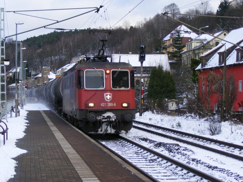 421 390-6 der SBB Cargo fhrt am 22.11.2008 durch Knigstein.