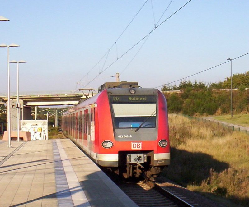 423 049/549 im Sommer 2005 bei der Ausfahrt von Merzenich als S12 nach AU(Sieg).