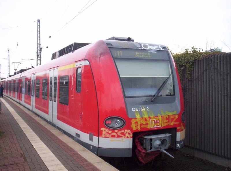 423 258 als S 11 auf dem Weg nach Bergisch Gladbach. Hier legt er ein kurzen Stop in Dormagen ein.