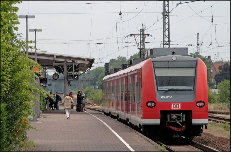 425 027/527 erreicht als RB42 (RB 20229)  Haard-BAHN , von Essen Hbf nach Mnster(Westf)Hbf, den Bahnhof Haltern am See. (15.06.2008)

