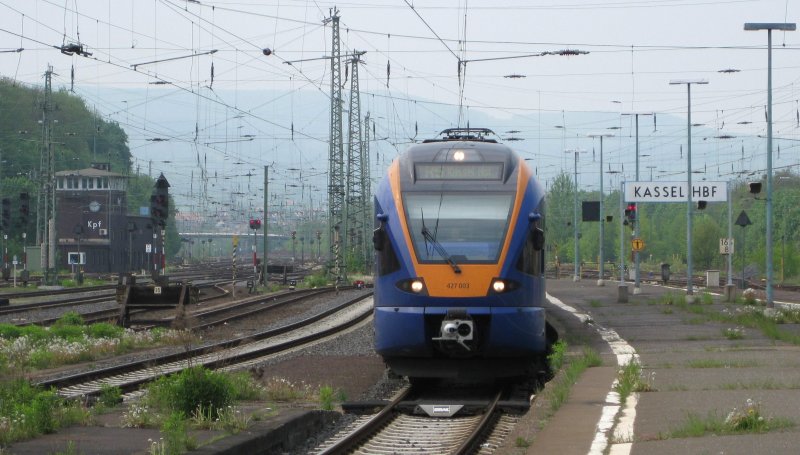 427 003 erreicht am 1.05.09 als CAN 31920 aus Fulda den Hauptbahnhof von Kassel auf Gleis 10. Links im Bild ist das Stellwerk Kpf zu erkennen. Im Hintergrund verbirgt sich in leichtem Dunst der Habichtswald. 