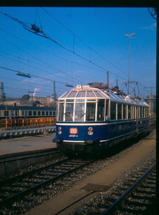 491 001 im Mnchner Hauptbahnhof. 