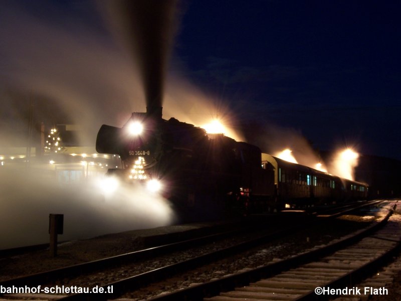 50 3648-8 lsst am 23.12.2007 im Bahnhof Schlettau Dampf ab.