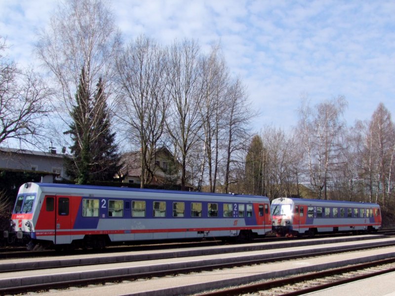 5047 077-2 sowie 5047 100-2 warten am Bhf. Ried i.I. auf die Fahrgste, welche anlsslich des Schienenersatzverkehrs zwischen Neumarkt u. Ried mit Bussen herangekarrt werden; 090322