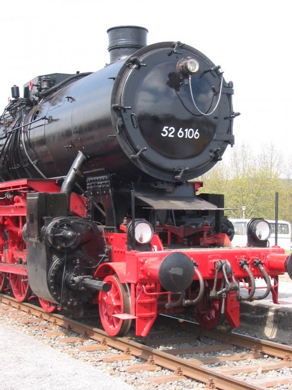 52 6106 frisch aus der Revision im Bahnhof Ulmen am 26.04.2008 bei der Fahrzeugparade.