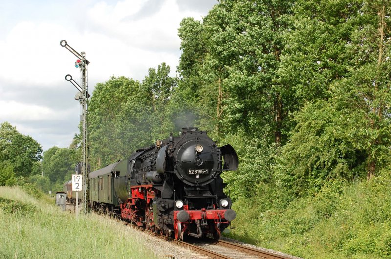 52 8195 mit Sonderzug am 31.05.2009 beim ESiG Vilseck. Die Besonderheit hier ist, dass das ESiG Vilseck Hp2, also Langsamfahrt, zeigt. Normalerweise ist der Bahnhof immer durchgeschaltet und planmig gibt es keine Einfahrt nach gleis 1 oder 3. Im Laufe des Jahres wird Vilseck auch an ein ESTW angeschlossen und von daher ist es an einer Hand abzhlbar, wie oft dieses Signal noch Hp2 zeigen wird.