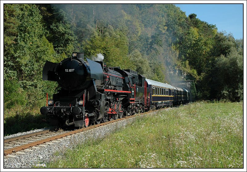 52.1227 mit ihrem Spz 8457 von Graz nach Kflach am 22.9.2007 zwischen Rosental und dem Zielbahnhof Kflach aufgenommen.