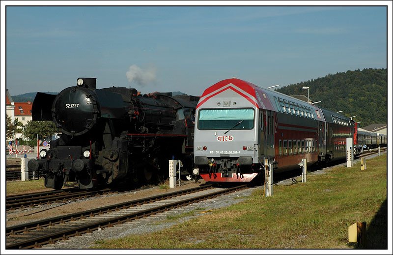 52.1227 nach der Ankunft am 22.9.2007 mit ihrem Spz 8457 in Kflach. Eine Gelegenheit, die Lok neben einer Doppelstockgarnitur der GKB bildlich festzuhalten. 