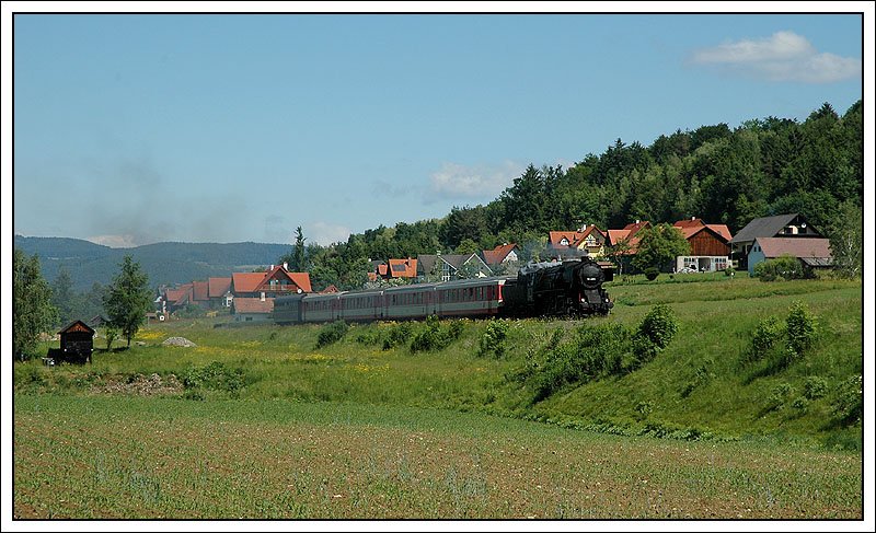 52.4984 mit dem GKB Plandampfzug R 8555 von Graz nach Wies-Eibiswald, kurz nach Deutschlandsberg am 18.5.07 in Kresbach aufgenommen.