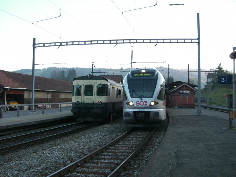 526 046 und der Steuerwagen 158 treffen sich am 01.11.2007 in Biberbrugg.