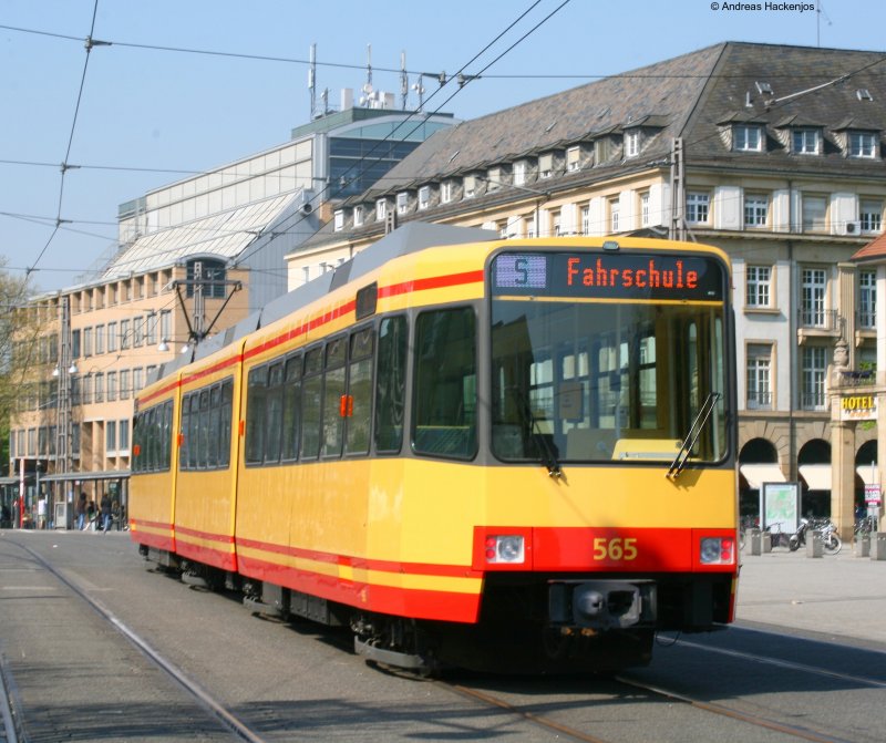 565 der gerade auf Probefahrt war am Hbf. Er gehrt zu den Brandopfern von Ittersbach 15.4.09