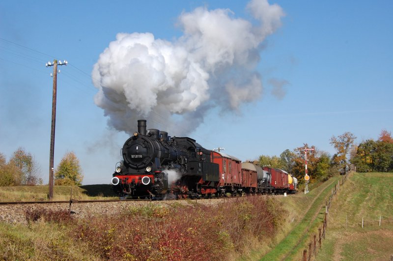 57 2770 mit Gterzug bei der Ausfahrt aus Garching (18.10.2008)