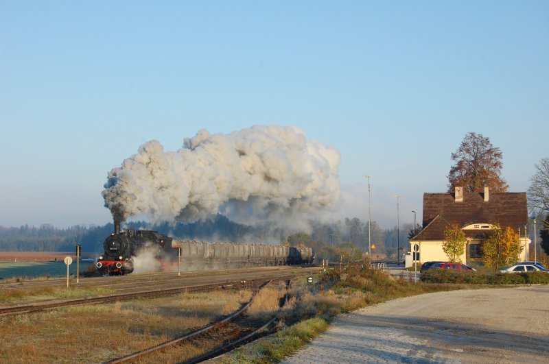 57 2770 mit Kalkzug nach Garching bei der Durchfahrt durch Tling (18.10.2008)