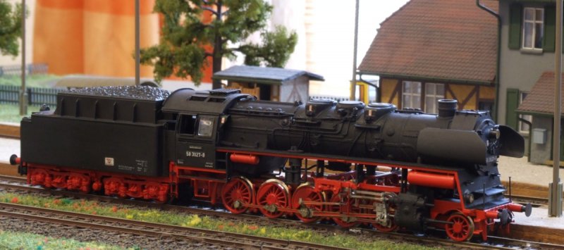 58 3027 mit 44´er Tender. Mute schon ne Weile suchen um eine passende Reko-G 12 mit diesem Tender zu finden. Und jetzt bringt Gtzold die Lok auch noch in dieser Variante. (Na Toll)
Aber ich hole sie mir trotzdem. Ich kann den Gtzold-Maschinen einfach nicht widerstehen....