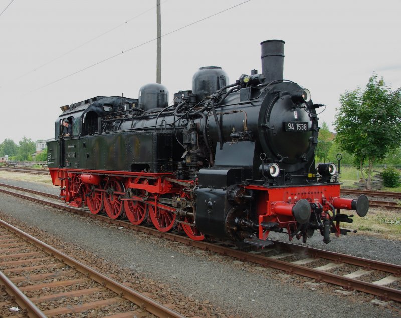 60 Jahre PIKO mit Tag der offenen Tr einigen Sonderzgen und suboptimalem Fotowetter am 20.06.2009 in Sonneberg Hbf. Hier: 94 1538 beim Umsetzen.