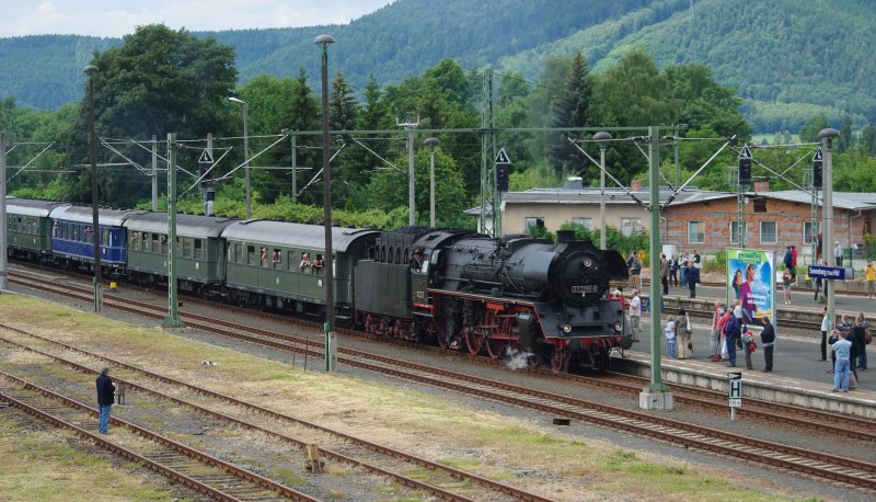 60 Jahre PIKO mit Tag der offenen Tr und einigen Sonderzgen am 20.06.2009 in Sonneberg Hbf. Hier: 03 2295-8 hat grad die letzte Steigung zum Bahnhof Sonneberg erklommen.