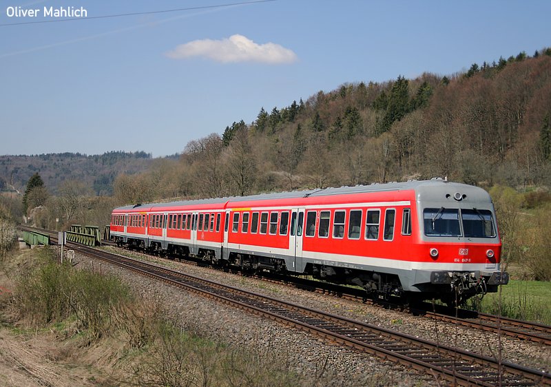 614 im Pegnitztal: 614 047/048 als RB Nrnberg Hbf - Neuhaus(Pegnitz).
Aufnahme am Ostersonntag 2007 bei Eschenbach, zwischen Hp Hohenstadt und Vorra.