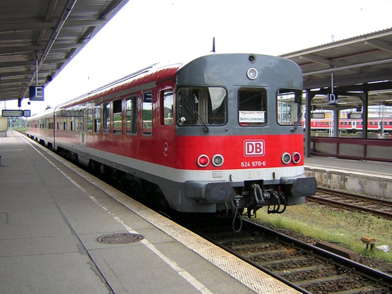624 670-6 der RB26 aus Kostrzyn im Endbahnhof Lichtenberg. Nachdem die letzten Fahrgste ausgestiegen sind, rollt der Triebzug zur Abstellanlage nahe des S-Bahnhofs Nldnerplatz.
(21.05.2004)