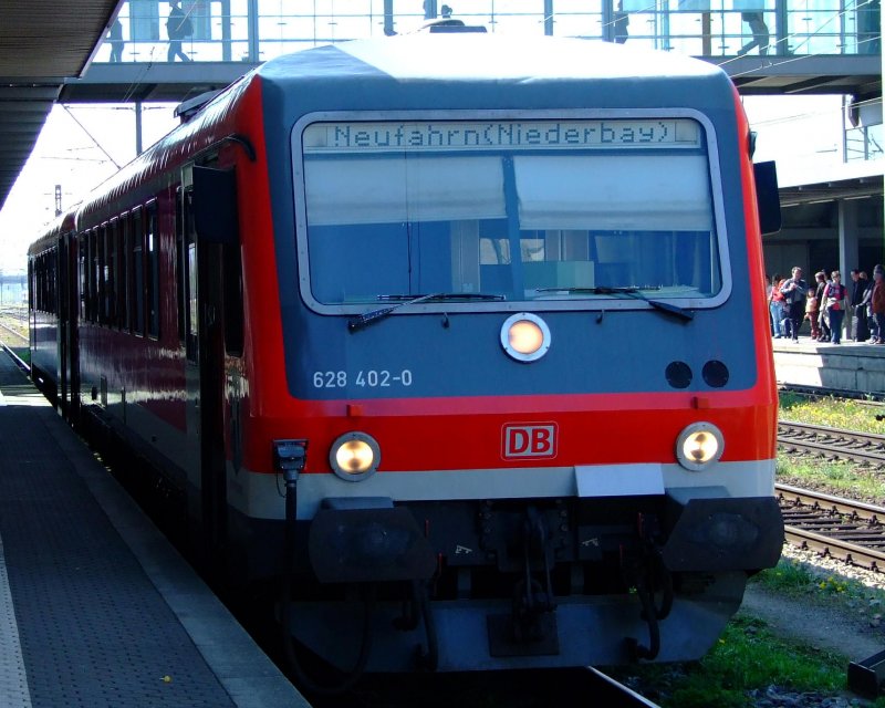 628 402 als RB nach Neufahrn/Ndby. am 14.04.2007 in Regensburg Hbf.