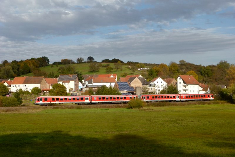 628 583 und 628 486 sind als RB Kaiserslautern - Kusel am 19.10.2012 in Niedermohr