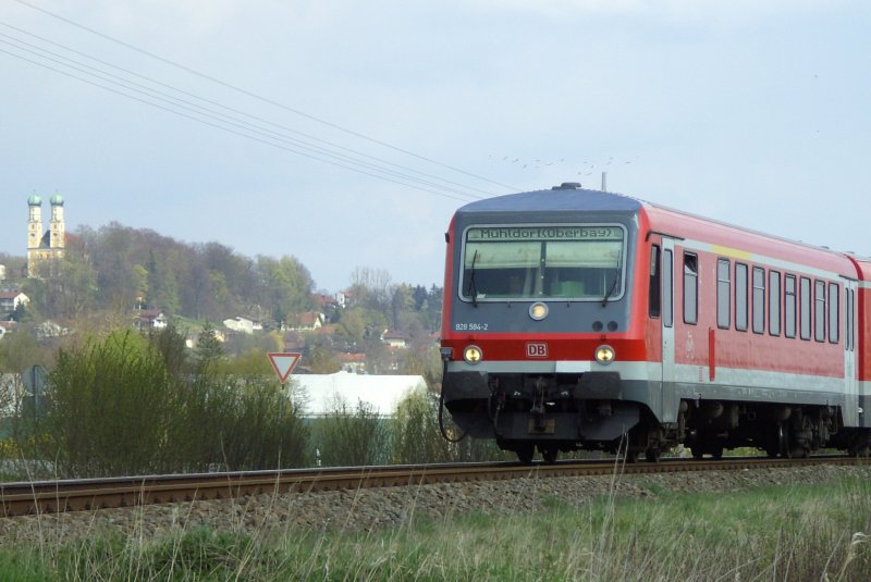 628 584 als RB von Passau nach Mhldorf am 13.04.2008 bei der Ausfahrt aus Pfarrkirchen.