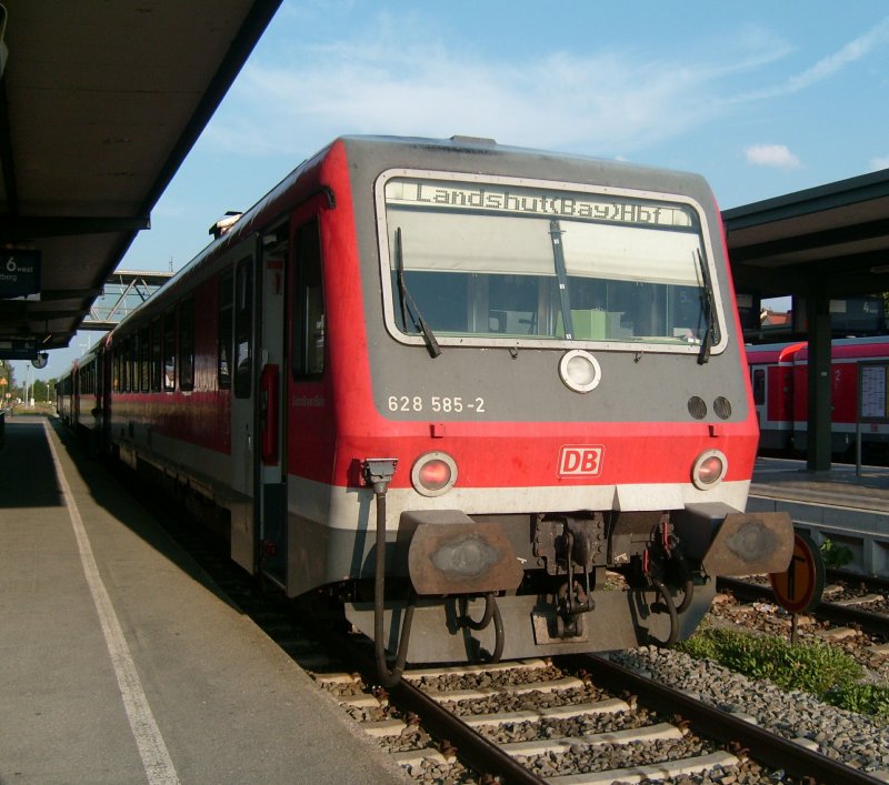 628 585 und eine weitere 628/928-Einheit im abendlichen Mhldorf als RB nach Landshut Ende August 2007