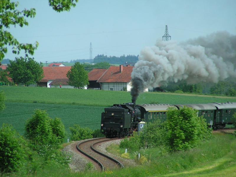 638.1301 windet sich mit dem GEG Sonderzug 16659 (Linz-Ried-Ampflwang)dem  Hausruck-Gebirge  entgegen 25-05-2006