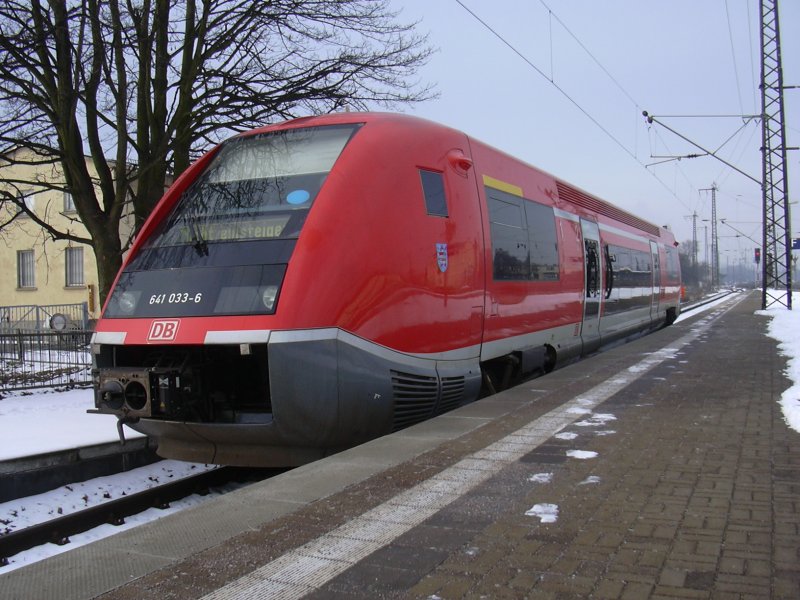 641 033-6 wartet in Weimar am 03.02.2009 auf seinen nchsten Einsatz als RB 16009 nach Kranichfeld in Weimar. 