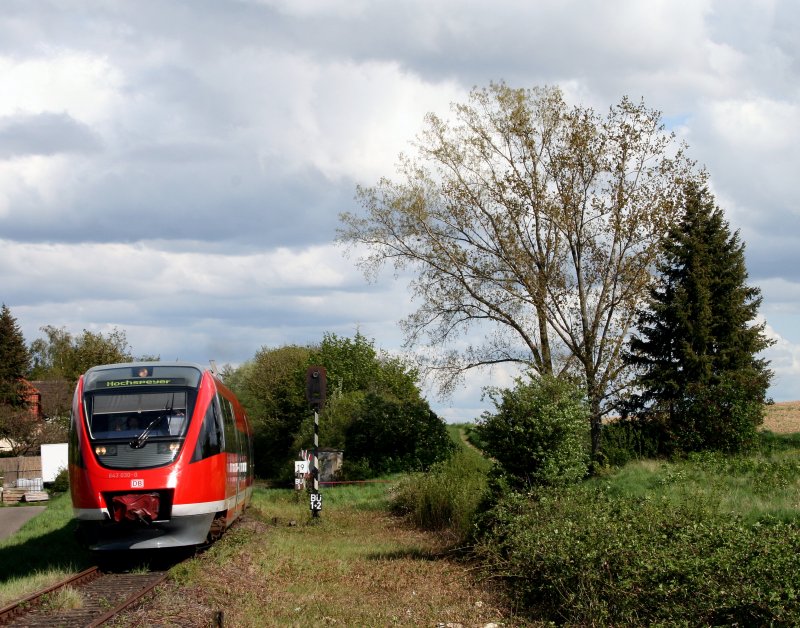 643 030 als RE nach Hochspeyer bei Wachenheim-Mlshausen, 01.05.08.