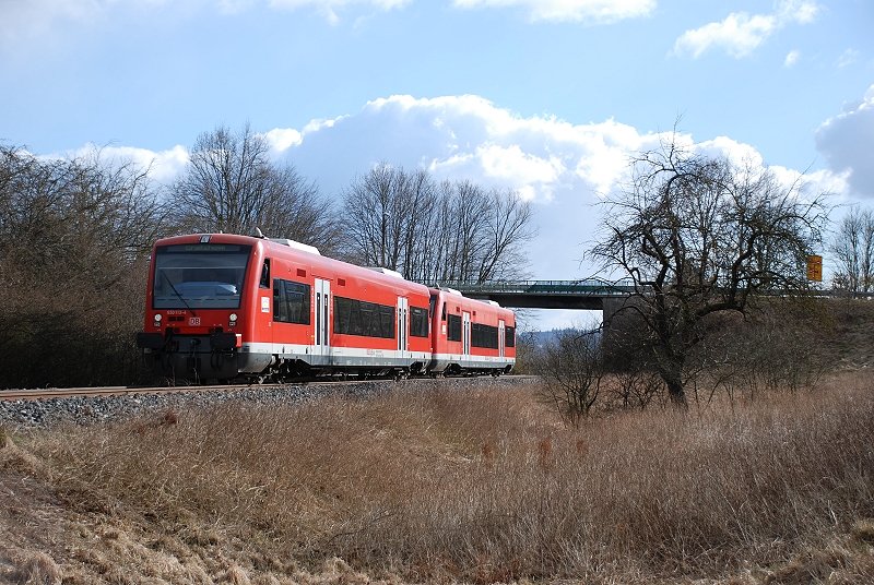 650 113 und ein weiterer Kollege sind als RE 22528 nach Crailsheim unterwegs. Aufgenommen in Oberkochen am 05.03.08