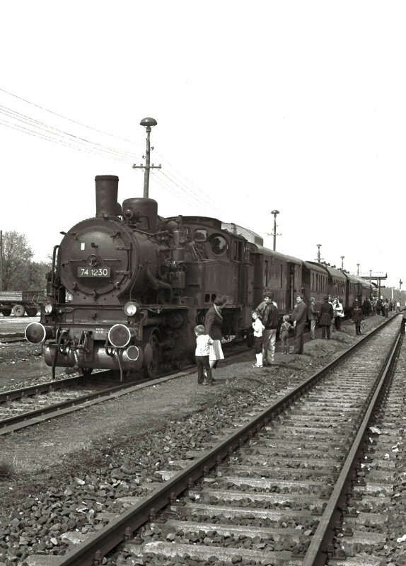 74 1230 bei Sonderfahrt  in den achtziger Jahren in Grovoigtsberg. Bei jedem halt wird die Lokomotive umlagert