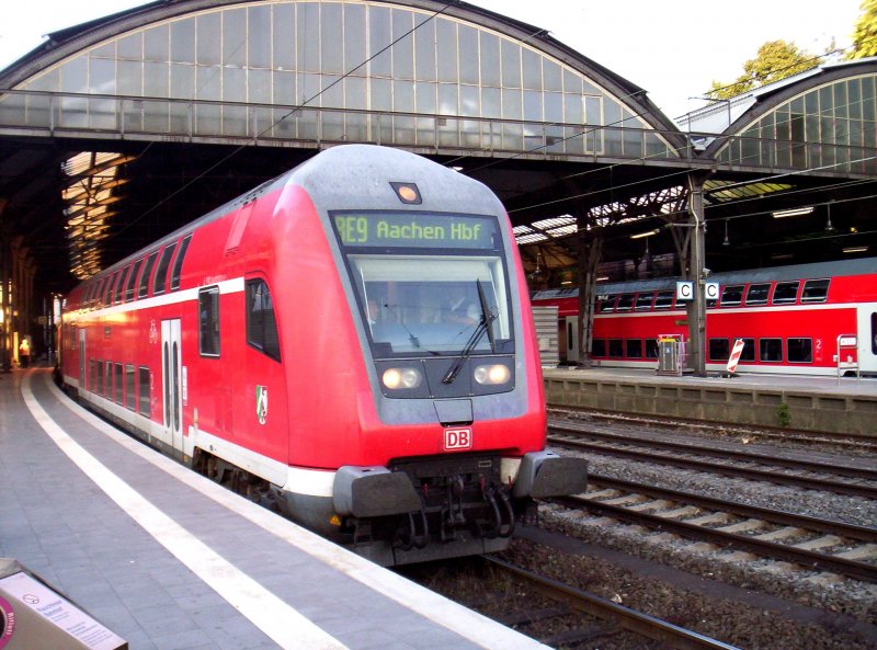 763.6 Steuerwagen am Ende/Anfang der RE 9. Dieser Zug kommt grade aus Gieen und endet hier in Aachen Hbf.