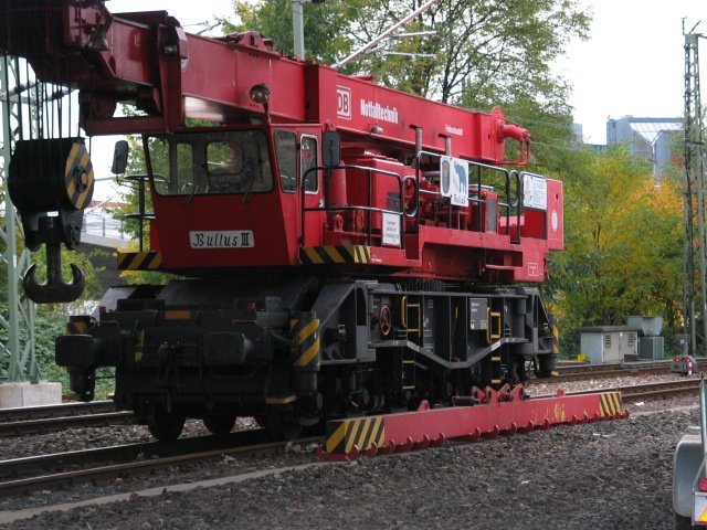 80 DB 979 0 015-9 Kranwagen Krupp 45t Spitzname Bullus  der DB Netz Notfalltechnik abgestellt in Aalen fr Gleisbauarbeiten am 24,10,2005