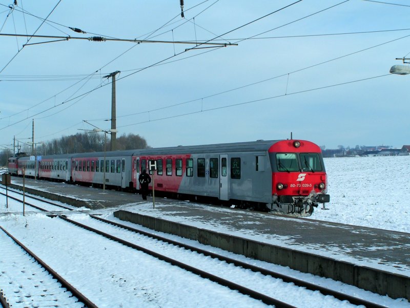 8073 029-5 fhrt als R3951 am Bhf. Kematen/Krems ein; 081124