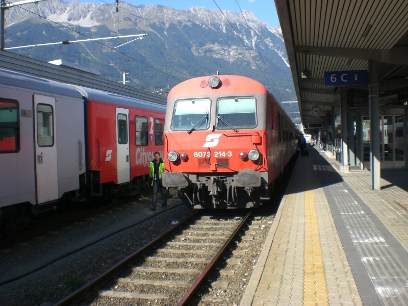 8073 214-3 bildete den Zugschluss des R5220 von Brennero/Brenner nach Innsbruck Hbf.
Gleich wird er als Zugspitze als REX 1878 nach Lindau aufbrechen.
28.9.2008