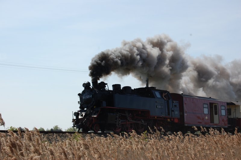 99 2321 macht mchtig Dampf beim Verlassen von Khlungsborn Richtung Heiligendamm. 02.05.2009